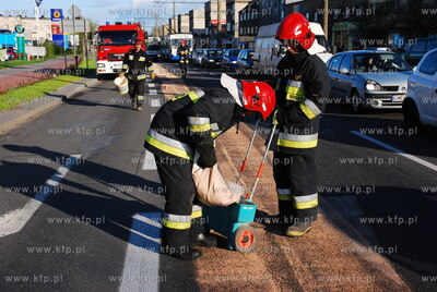Strazacy usuwaja blisko dwustumetrowa plame oleju na...