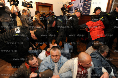 13 zwiazkowcow z sierpnia 80 okupowalo w Szczecinie...