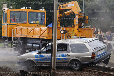Na strzezonym przejezdzie kolejowym przy ul. Puckiej...