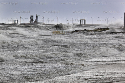 Sztormowa pogoda w Gdansku. Plaza na Westerplatte,...
