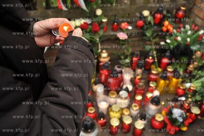 Zaloba narodowa po katastrofie prezydenckiego samolotu...