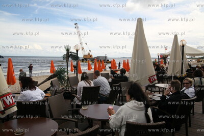 Sopot. Silny polnocny wiatr towarzyszacy sztormowi...