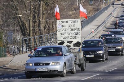 Ponad 100 samochodow blokowalo droge krajowa22 miedzy...