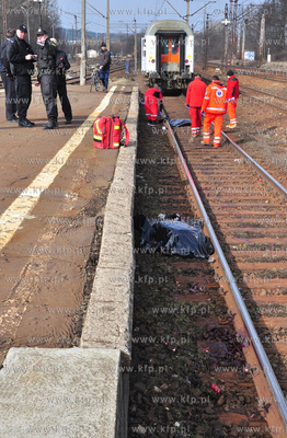 Stojacy w Gdyni Orlowie na peronie dalekobieznym 34letni...