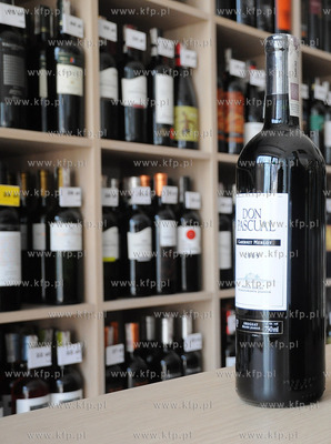 Winarium. Marek Kondrat i Syn sklep przy ulicy Swietojanskiej...