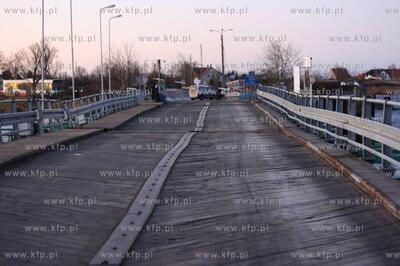 Nocna wichura uszkodzila most pontonowy w Sobieszewie....