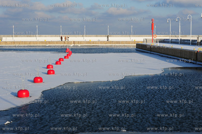 Zimowe molo w Sopocie. Nz. zamarznieta przystan jachtowa....