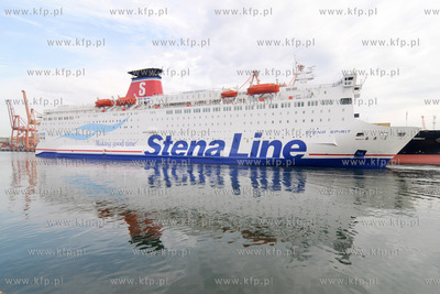 Prom Stena Spirit doplywa do przystani promowej Stana...