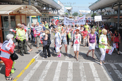 Kupcy z gdyńskiej hali targowej przeszli ulicami Gdyni...