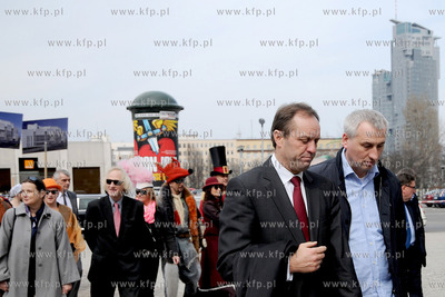 Zawieszenie wiechy na Teatrze Muzycznym w Gdyni. Nz....