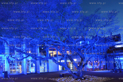 Ogolnoswiatowa akcja Na niebiesko dla autyzmu. Nz podswietlony...