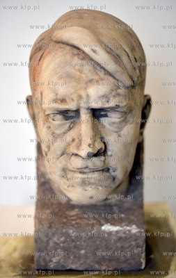 Polmetrowa rzezba glowy Adolfa Hitlera, zostala odkopana...