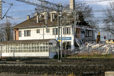 Wyburzanie budynku dworca PKP w Pruszczu Gdańskim....