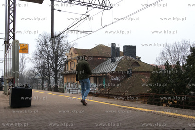 Zdewastowany budynek stojący obok przystanku SKM Politechnika...