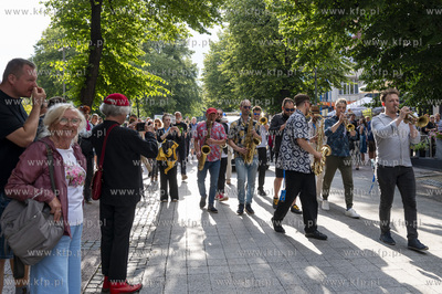 Sopot. Parada ulicą Bohaterów Monte Cassino do muszli...