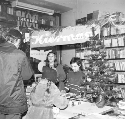 Zakupy przedswiateczne w ksiegarni. (grudzien1972_z.kosycarz2_p12)...