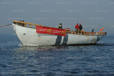 Zniszczony kadłub zaglowca Gen. Zaruski został odholowany...