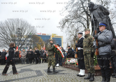 Uroczytosci Swieta Niepodleglosci pod pomnikiem Marszalka...