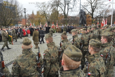 Uroczytosci Swieta Niepodleglosci pod pomnikiem Marszalka...