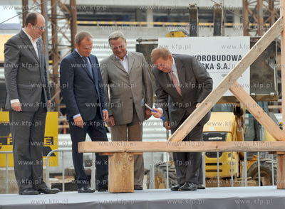 Zawieszenie wiechy na budowanym stadionie PGN Arena...
