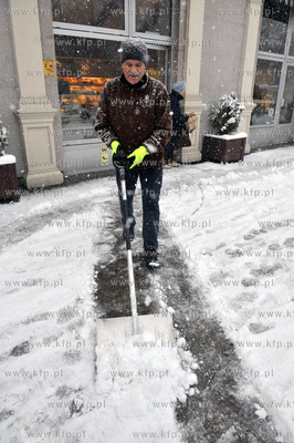Zima na ulicach Gdanska. Pan Andrzej odsnieza chodnik...