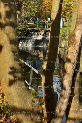 Zukowo. Jaz wodny na rzece Raduni przed mlynem. 21.10.2012...