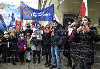 Pikieta opozycji przed biurami posłów PiS na Targu...