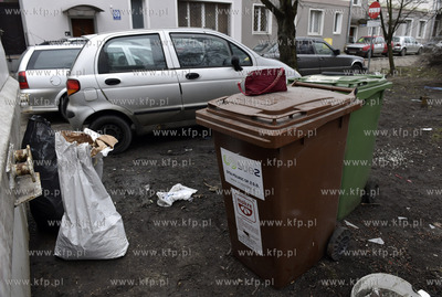 Brudne i zaniedbane gdańskie podwórko na ul. Podwale...