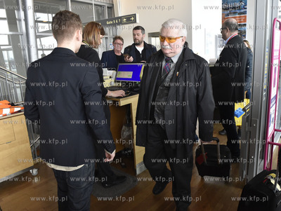 Lotnisko w Billund w Danii. Lech Wałęsa wraza z podróży...