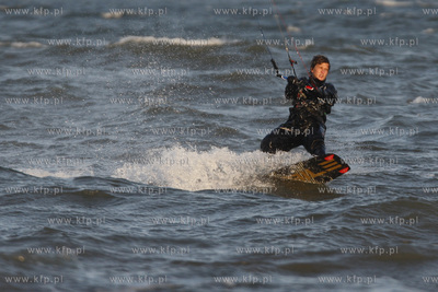 Gdynia Orlowo. Kitesurfing.
25.10.2011
fot. Krzysztof...