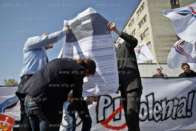 Gdansk. Urzad skarbowy przy ul. Kolobrzeskiej. Protest...