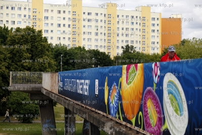 Gdansk Zaspa. Wiadukt nad Al. Jana Pawla II. Bannery...