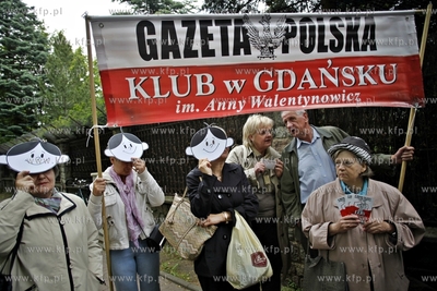 Gdansk. Ul. Polanki. Pikieta czlonkow Klubu Gazety...