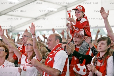 Sopot. Fan Camp Carlsberg. Kibice ogladaja mecz mistrzostw...