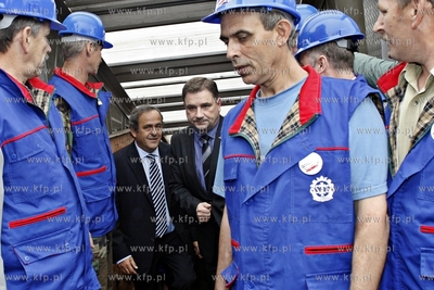 Delegaci UEFA z prezydentem Michaelem Platinim byli...