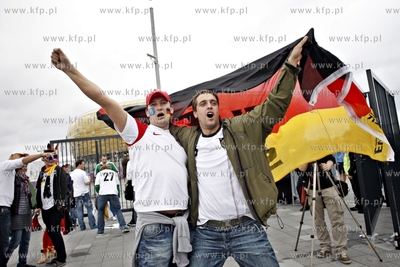 Gdansk Arena. Kibice wchodza na cwiecfinalowy mecz...