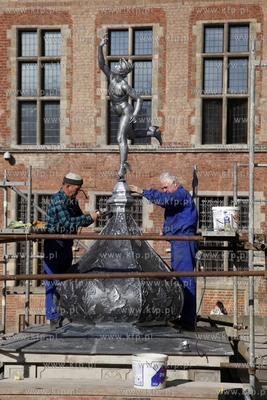 Montaz odrestaurowanej figury Hermesa na na przedprozu...