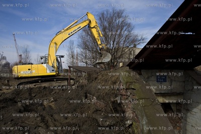 Stocznia Gdańska. Prace przy odkopywaniu schronu zbudowano...