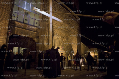 Gdańsk. Misterium Nocne. Uczestnicy misterium przy...
