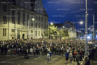 Gdańsk. Łańcuch światła, protest przed Sądem...