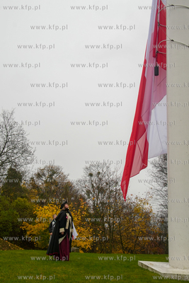 Góra Gradowa. Flagi dla mieszkańców i turystów...