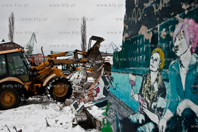 Gdansk. Jana z Kolna. Wyburzanie muru przy Stoczni...