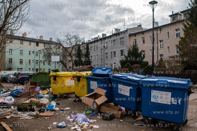 Gdańsk Wrzeszcz, ul. Partyzantów. Przepełnione śmietniki....