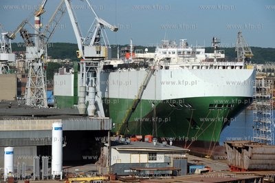 Port w Gdyni. Widok z promu Stena Baltica. n/z 199-metrowy...