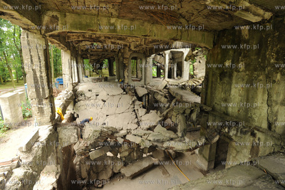 Westerplatte. Prace remontowe na terenie dawnych koszar...