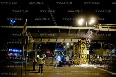 Gdansk - Wrzeszcz. Montaz kolejnych elementow estakady...