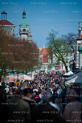 Tlumy mieszkancow i turystow na plazy i ulicach Sopotu,...