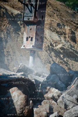 Gdansk. Wyburzanie wiaduktu przy ul. Ogrodowej, ktory...