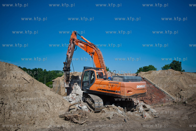 Gdansk. Wyburzanie wiaduktu przy ul. Ogrodowej, ktory...