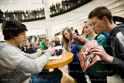 Gdansk. Galeria Baltycka. Spotkanie z Dawidem Kwiatkowskim.
28.11.2013
fot....